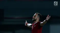 Pemain depan Timnas Indonesia, Illija Spasojevic merayakan kemenangan atas Guyana pada laga persahabatan di Stadion Patriot Candrabhaga, Bekasi, Sabtu (25/11). Spaso mencetak dua gol dan membawa Indonesia unggul 2-1. (Liputan6.com/Helmi Fithriansyah)
