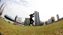 Kiper Sriwijaya FC, Dian Agus Prasetyo, serius berlatih di Stadion Soemantri Brojonegoro, Jakarta, Jumat (16/10/2015) pagi WIB. (Bola.com/Nicklas Hanoatubun)