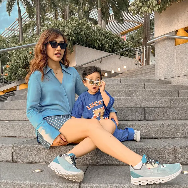 7 Potret Louise Anastasya Tampil Kompak Bersama Buah Hati yang Tumbuh Makin Besar
