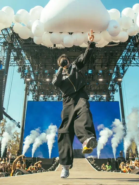 Warren Hue saat tampil di Festival Musik Head In The Clouds. Selain Niki dan Rich Brian, Warren juga menjadi musisi asal Indonesia yang tampil di panggung Festival Musik Coachella. (Instagram/@warrenhue)