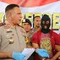 Insiden penembakan adik ipar oleh Wakapolres Lombok Tengah itu terjadi saat ia dan istrinye membesuk ibunya yang baru sembuh. (Liputan6.com/Reza Efendi)