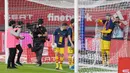 Bek Barcelona, Gerard Pique, melakukan selebrasi dengan menggunting jaring gawang usai menjuarai Copa del Rey di Stadion Olimpico de Sevilla, Minggu (18/4/2021). Barcelona menang 4-0 atas Athletic Bilbao. (AFP/Cristina Quicler)
