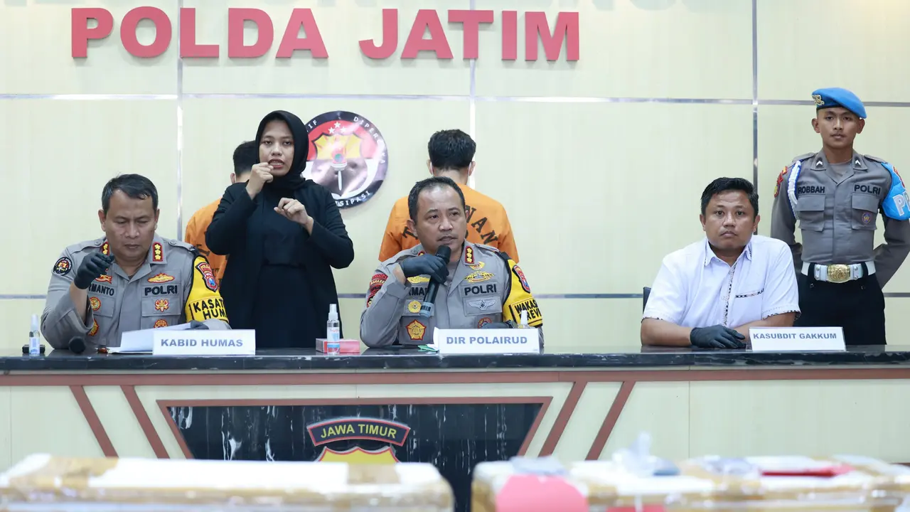 Polda Jatim mengamankan dua tersangka jual beli benih lobster ilegal di Banyuwangi. (Dian Kurniawan/Liputan6.com)