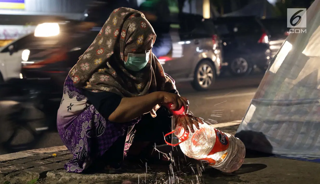 Pencari suaka mencuci tangan jelang masuk ke dalam tenda yang dibangun di atas trotoar depan kantor UNHCR, Jalan Kebon Sirih, Jakarta, Jumat (5/7/2019). Para pencari suaka ini membangun tenda-tenda dan meminta kepastian perlindungan dari UNHCR . (Liputan6.com/Helmi Fithriansyah)