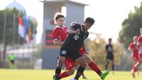 Winger Timnas Indonesia U-20, Alfriyanto Nico (18) mendapatkan kawalan ketat dari pemain Moldova U-20, dalam laga uji coba, Jumat (4/11/2022) malam WIB. (Dok. PSSI)