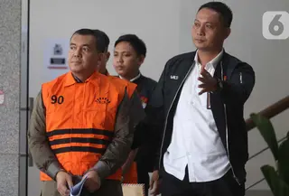 Wakil Menteri Imigrasi dan Pemasyarakatan (Wamen Imipas), Silmy Karim (kiri), dikawal petugas menuju mobil tahanan usai menjalani pemeriksaan intensif di Gedung Merah Putih Komisi Pemberantasan Korupsi (KPK), Jakarta, Kamis (4/6/2026). (Liputan6.com/Helmi Fithriansyah)