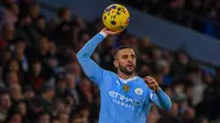 Aksi Kyle Walker dalam laga Manchester City vs Brentford pada Premier League 2023/2024, Rabu (21/2/2024) dini hari WIB. (c) AP Photo/Rui Vieira