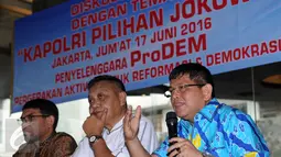Anggota Komisi III F NasDem, Taufiqul Hadi (kanan) saat memberi keterangan diskusi Kapolri Pilihan Jokowi di Jakarta, Jumat (17/6/2016). Diskusi membahas dipilihnya Komjen Pol Tito Tito Karnavian sebagai calon kapolri. (Liputan6.com/Helmi Fithriansyah)