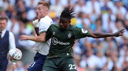 Mohammed Salisu. Bek tengah Southampton asal Ghana berusia 23 tahun ini melakukan gol bunuh diri saat timnya kalah 1-4 dari tuan rumah Tottenham Hotspur (6/8/2022). Gol tersebut yang menjadi gol ketiga Spurs terjadi di menit ke-61 saat Southampton telah tertinggal 1-2. (AFP/Chris Radburn)