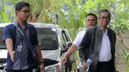 Kepala KPP Pratama Ambon La Masikamba (kanan) saat tiba di Gedung KPK, Jakarta, Kamis (4/10). La Masikamba bersama empat orang lainnya terjaring operasi tangkap tangan (OTT) oleh Satgas KPK di Ambon. (Merdeka.com/Dwi Narwoko)