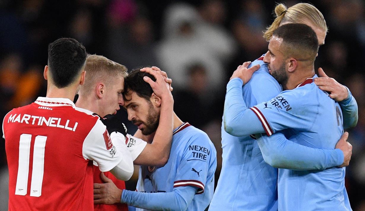Kemesraan Oleksandr Zinchenko (kiri) dan Bernando Silva juga terlihat setelah pertandingan selesai. (AFP/Oli Scarff)