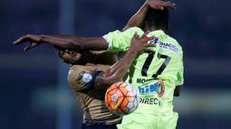Pemain Pumas Meksiko, Javier Cortes (kiri), berduel dengan pemain Deportivo Tachira Venezuela, Yuber Mosquera, dalam laga Copa Libertadores di Stadion Olimpico Universitario, Meksiko City,  (Reuters/Henry Romero)