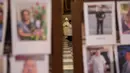 Seorang pendeta berdiri di antara potret korban meninggal akibat virus corona di dalam Katedral, di Lima, Peru, Minggu (14/6/2020). Misa Minggu di Katedral Lima dihadiri lebih dari 4.000 potret mereka yang telah meninggal dalam pandemi Covid-19 yang menyebar di Peru. (AP Photo/Rodrigo Abd)