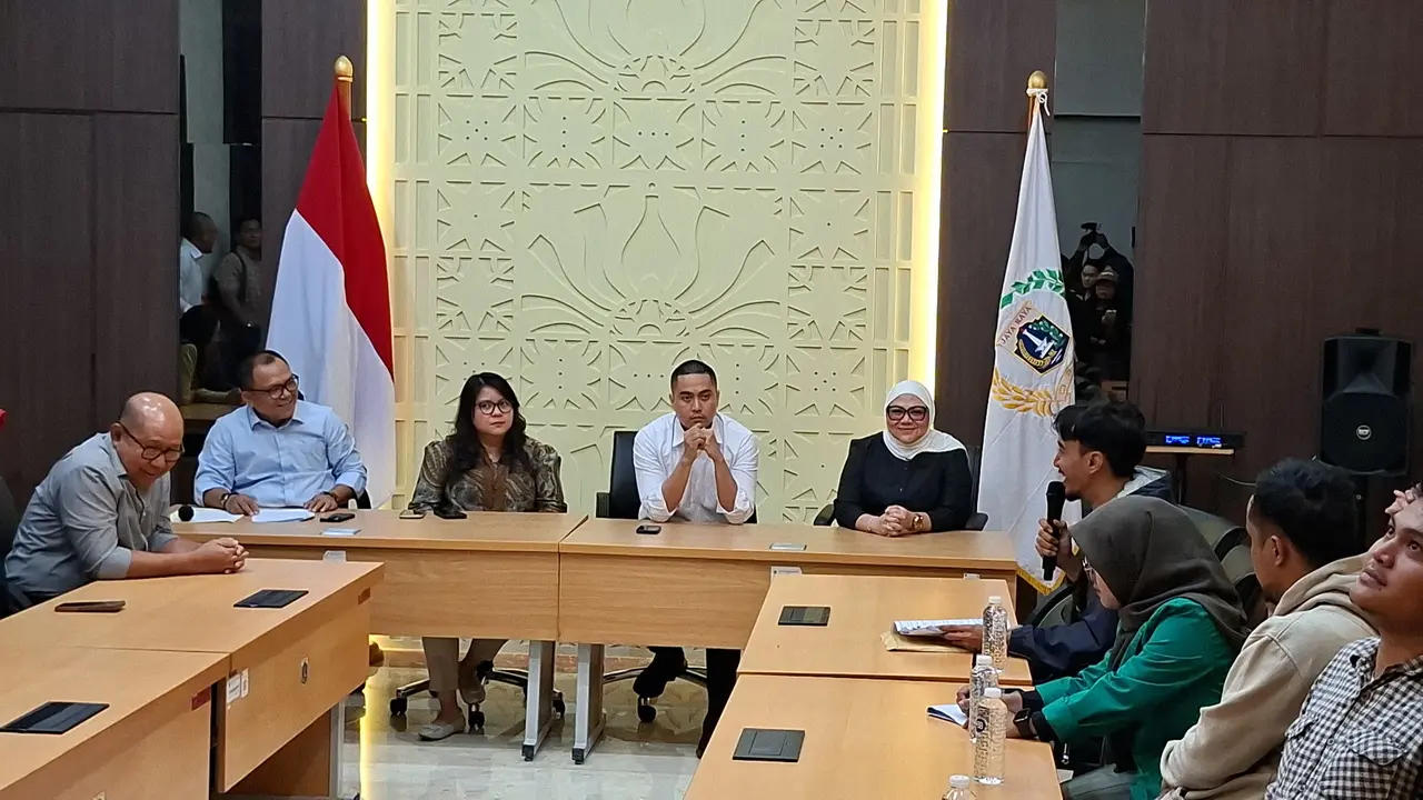 Wakil Ketua DPRD DKI Jakarta Basri Baco menemui mahasiswa yang melakukan aksi di Gedung DPRD DKI Jakarta, Kamis (4/9/2025).