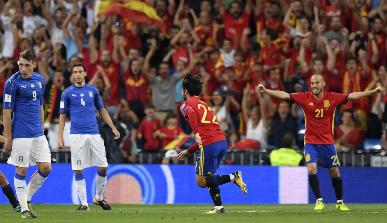 Para pemain Italia tampak kecewa usai gelandang Spanyol, Isco, mencetak gol pada laga kualifikasi piala dunia 2018 di Stadion Santiago Bernabeu, Madrid, Sabtu (2/9/2017). Spanyol menang 3-0 atas Italia. (AFP/Gabriel Bouys)