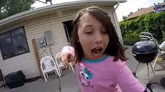 Seorang anak bernama Alexis Davidson memiliki cara kreatif untuk bisa menarik giginya dari gusi. 