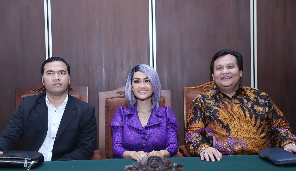 "Alhamdulillah, akhirnya usai sudah. Saya bahagia sekali, tidak bisa dibandingkan kata-kata. Saya akhirnya menjadi janda yang sah," ucap Jupe dengan sumringah. (Nurwahyunan/Bintang.com)