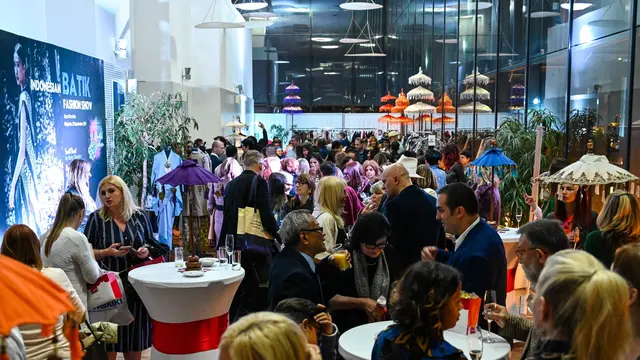 Pengunjung Indonesian Batik Fashion Show di Beograd Jumat (20/9/2019) (Liputan6.com/KBRI Beograd)