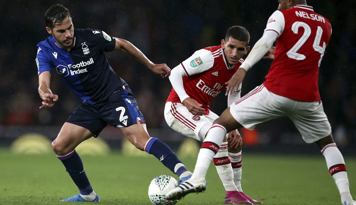 Bek Nottingham Forest, Oliveira Yuri Ribeiro berusaha melewati dua pemain Arsenal, Reiss Nelson dan Lucas Torreira pada babak ketiga Piala Liga Inggris musim 2019-2020 di Stadion Emirates di London (24/9/2019). Arsenal menang telak 5-0 atas Nottingham Forest. (AP Photo/Steven Paston)