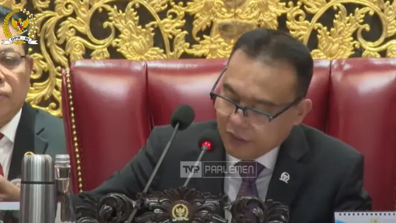 Wakil Ketua DPR RI Sufmi Dasco Ahmad mengetuk palu Penetapan RUU Kesehatan menjadi RUU Inisiatif DPR RI. (Dok: Potongan layar YouTube DPR RI TV Parlemen)