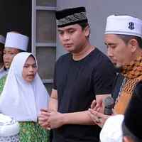"Setiap saat ketika mengundang anak yatim, anak yatim ini lah yang selalu diundang almarhum sekedar untuk mendoakan, semasa beliau masih ada pun. Insya Allah kalau memang Bang Billy pas waktunya pas memang ada rezekinya," ungkap Billy Syahputra.