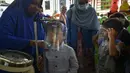 Seorang anak diukur tumbuh kembangnya sebelum menerima vaksin campak dan polio di sebuah posyandu di Banda Aceh, Aceh, Rabu (4/10/2020). Pemberian vaksin polio dan vaksin campak secara gratis yang berlanjut di tengah pandemi COVID-19 bertujuan memperkuat imunitas anak. (CHAIDEER MAHYUDDIN / AFP)