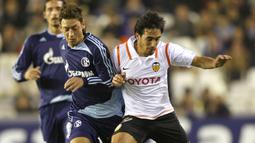 1. Mesut Ozil (Arsenal) - Pada tahun 2005 dirinya bergabung dengan akademi junior Schalke 04 hingga akhinya mendapat kontrak profesional. Gelandang asal Jerman ini berhasil menjelma menjadi salah satu playmaker terbaik dunia. (AFP/Diego Tuson)