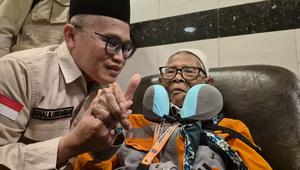 Jemaah haji tertua se-Indonesia Mardijiyono Karto Sentono tiba di Madinah. (Media Center Haji 2026)