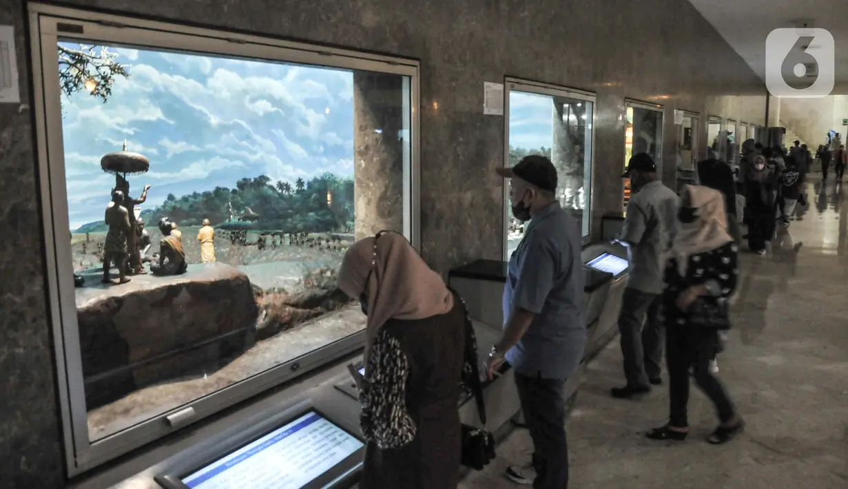 Aktivitas pengunjung mengamati salah satu diorama di Museum Monumen Nasional (Monas), Medan Merdeka, Jakarta Pusat, Selasa (5/7/2022). Pengelola Monas membatasi pengunjung hanya 200 orang per jam atau 1.400 per hari guna mengurangi kerumuman seiring kenaikan PPKM Level 2. (merdeka.com/Iqbal S Nugroho)