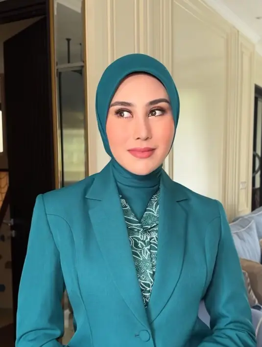 Begitu pun dengan Syahnaz Sadiqah, ia mengenakan blazer hijau senada dengan warna kerudung yang dimasukan ke dalam bajunya. [@marlenehariman]