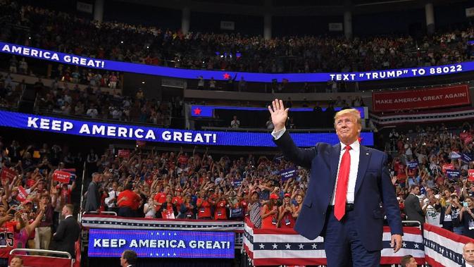 Donald Trump melambaikan tangan dalam kampanye perdana pencalonan dirinya dalam pemilu presiden AS 2020. (AFP Photo)