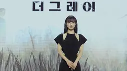 Jeon So Nee berperan ganda sebagai Su In, yang memulai hidup berdampingan secara aneh dengan parasit, dan sebagai Heidi, parasit yang gagal mengambil alih tubuh Su In sepenuhnya. (Foto: Netflix)