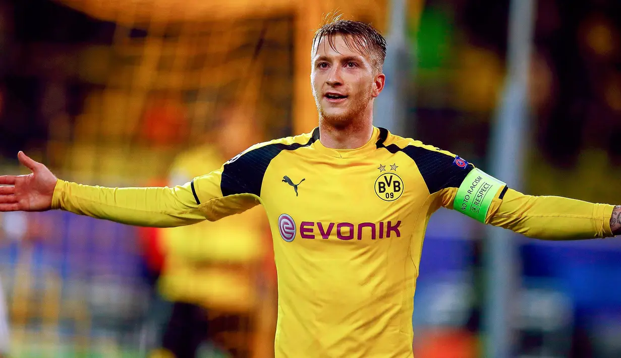 Gelandang Dortmund Marco Reus melakukan selebrasi setelah mencetak gol ke gawang Legia Warszawa di Grup F Liga Champiosn di Signal Iduna Park, Jerman (23/11).Reus mencetak dua gol dalam kemenangan Dortmund 8-4 atas Legia. (REUTERS/Wolfgang Rattay)