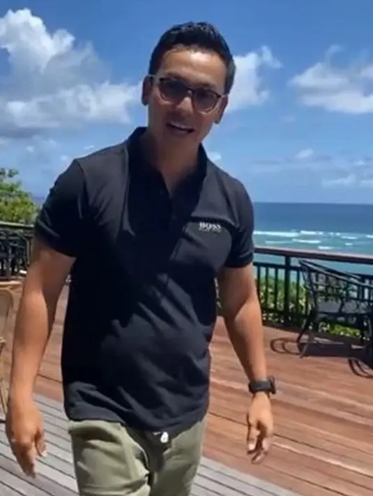 Sibuk dengan pekerjaannya di luar dunia entertain, Gunawan merayakan ulang tahunnya yang ke-50 dengan makan siang bersama keluarga. Terlihat dalam unggahan Instagram, bintang film 'Serendipity' itu sedang berada di Bali. Ia pun sedikit menunjukkan pemandangan alam indah di tempatnya mengadakan perayaan. (Liputan6.com/IG/@gunawan_sudrajat_real)