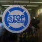 Kepala BNN Komjen Budi Waseso menempelkan stiker bertuliskan Stop Narkoba di beberapa minimarket di sekitar Bundaran HI, Jalan MH Thamrin, Jakarta Pusat. (Liputan6.com/Andreas Gerry Tuwo)