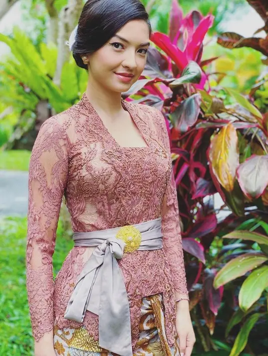 Bintang film ‘Surga yang Tak Dirindukan’, Raline Shah terlihat cantik manglingi dalam balutan kebaya bali warna salem dengan sabuk prada warna abu-abu. (Instagram/ralineshah).