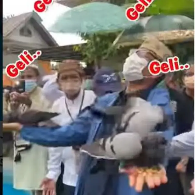 Sandiaga Uno Kegelian Saat Beri Makan Burung Merpati di Desa Wisata Bubohu Gorontalo