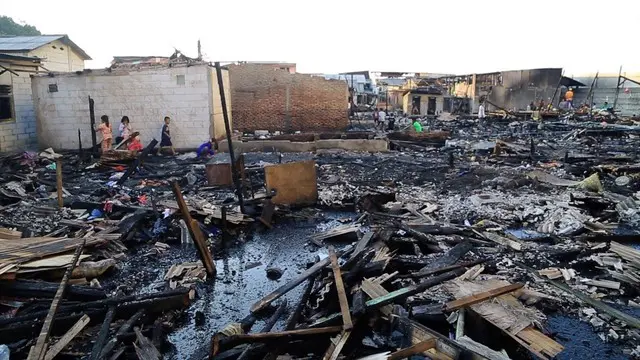 Sekitar 350 warga yang menjadi korban kebakaran di kawasan Muara Baru masih bertahan di sekitar rumah mereka.