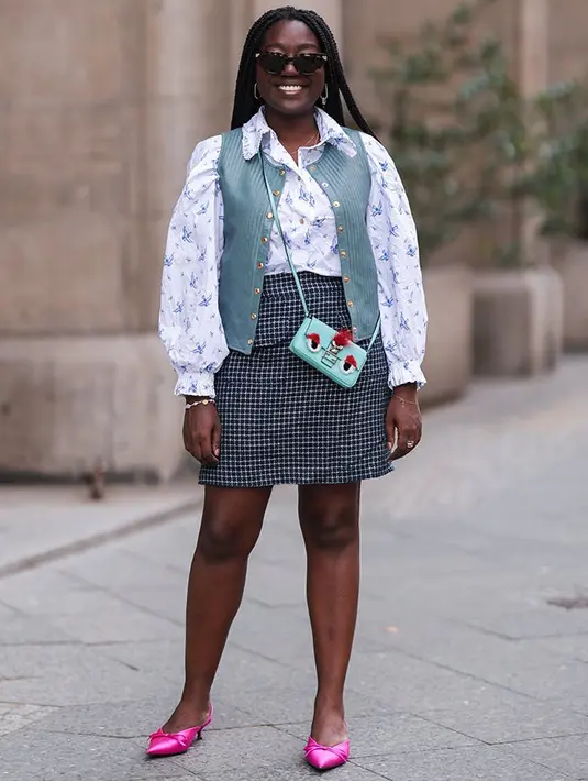 Carilah rok dengan panjang sekitar 3 inci dari atas lutut. Tidak masalah, karena selain trendi, rok dengan panjang ini tidak akan terlalu banyak mengekspos kulitmu. Foto: Purewow.