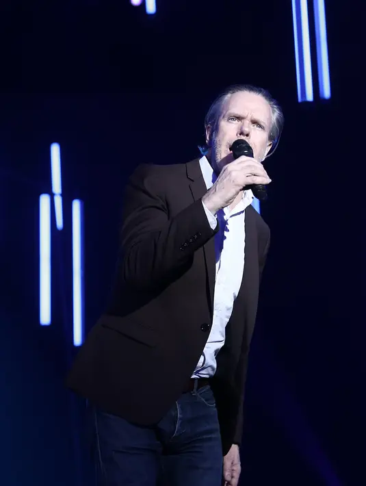 "Aku tahu lagunya udah lama, dulu beliau masih panjang rambutnya, tadi ketemu udah beda, udah berumur. Satu kehormatan buat Syahrini duet sama beliau, legend bangat," jelas Syahrini. (Galih W. Satria/Bintang.com)