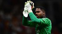 Kiper asal Prancis berusia 28 tahun, Mike Maignan yang didatangkan AC Milan sejak awal musim 2021/2022 dari LOSC Lille mampu membawa Rossoneri menempati posisi kedua klasemen sementara Serie A 2023/2024 dengan mengoleksi 65 poin setelah melewati 30 laga. Hanya absen 3 kali dari 30 laga, ia mampu mencatat 10 kali clean sheet dan kebobolan 32 gol. (AFP/Marco Bertorello)