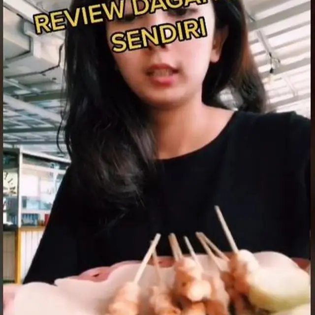 Cerita Mantan Pramugari yang Kini Jualan Sate dan Tahu Goreng