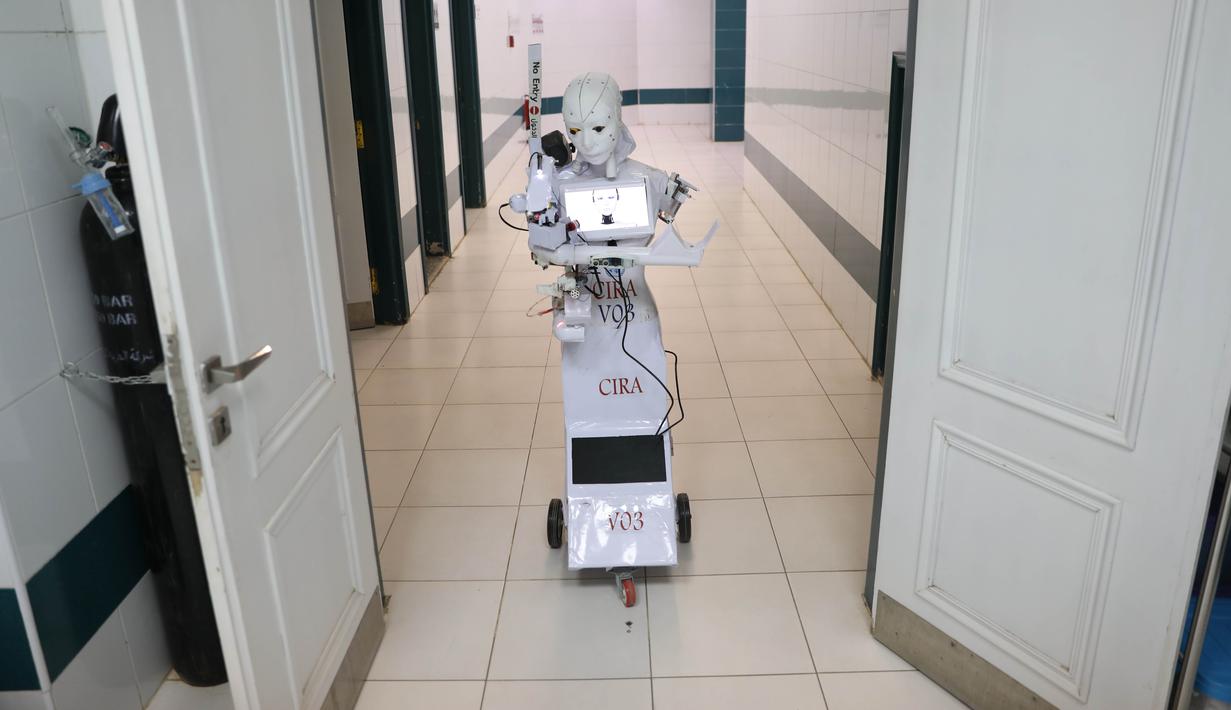 Foto Aksi Robot Cira 03 Bantu Pemeriksaan Pasien Rumah Sakit Di Mesir Global Liputan6 Com
