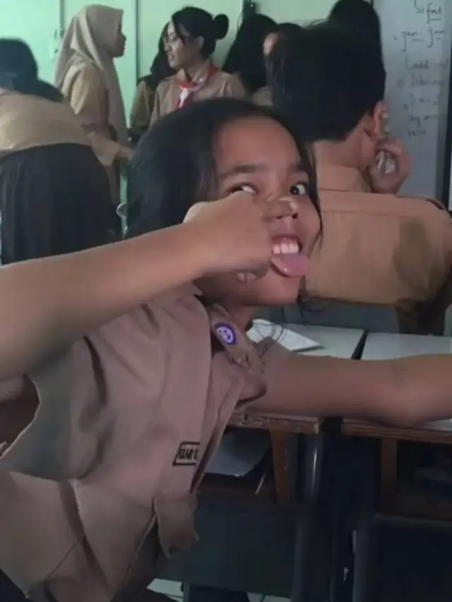 7 Foto Lawas Seleb Cewek Pakai Seragam Pramuka Sekolah, Curi Perhatian