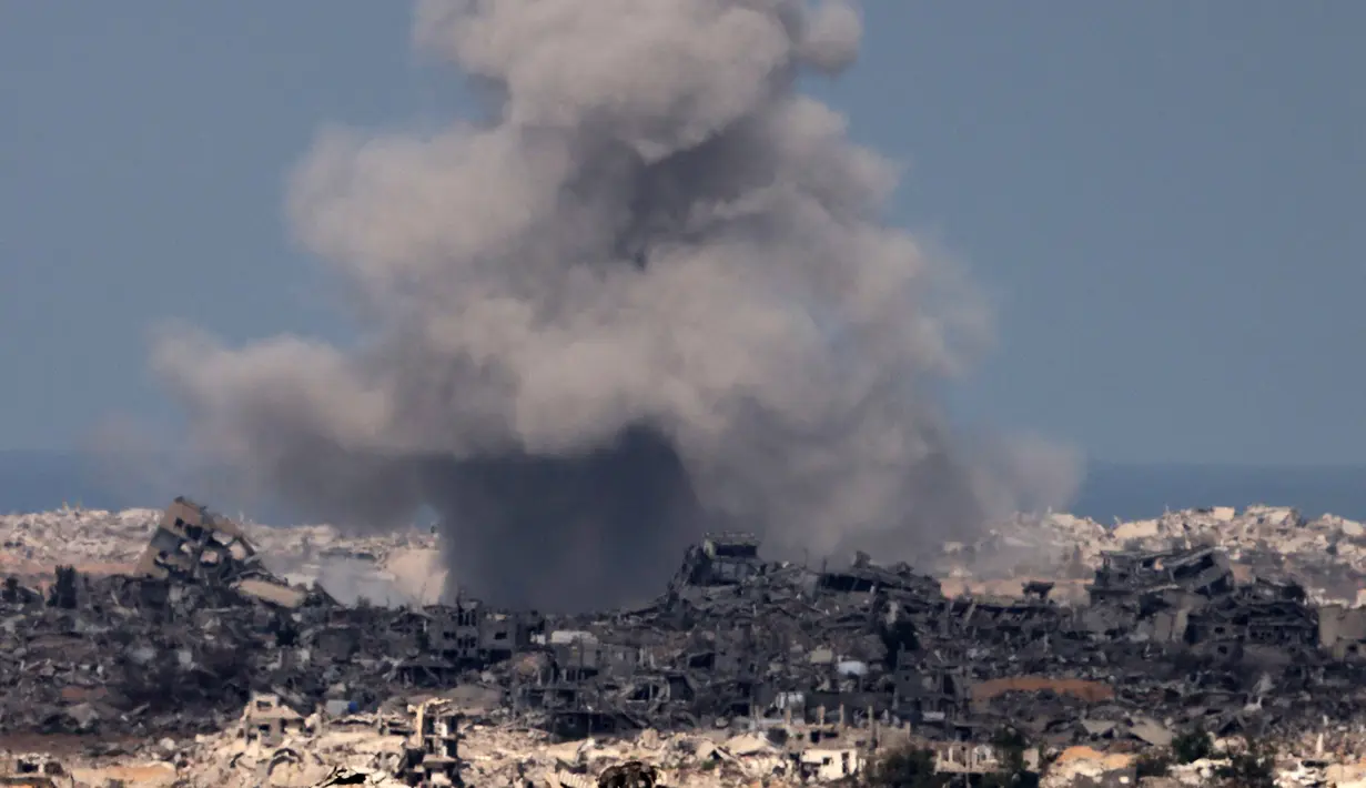 Foto yang diambil dari perbatasan Israel dengan Jalur Gaza, menunjukkan asap membubung di tengah serangan udara Israel terhadap wilayah Palestina yang terkepung pada 16 September 2025. (Menahem KAHANA/AFP)