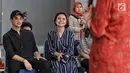 Penyanyi Afgan dan Rossa saat menunggu untuk menghibur pasien anak-anak di RSCM, Jakarta, Senin (28/5). Warganet pun dibuat bertanya-tanya apakah hal ini menandakan bahwa keduanya memang memiliki hubungan spesial. (Liputan6.com/Faizal Fanani)