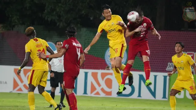 Bek Bhayangkara FC, Lee Won-jae berduel dengan bek Persija, Marco Motta.