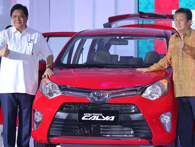 Menteri Perindustrian Erlangga Hartarto (tengah) dan Presiden Direktur PT Toyota Astra Motor Hiroyuki Fukui, Presdir PT Astra Daihatsu Motor Sudirman MR saat peluncuran mobil Toyota Calya dan Daihatsu Sigra, Jawa Barat, (2/8). (Liputan6.com/Angga Yuniar)