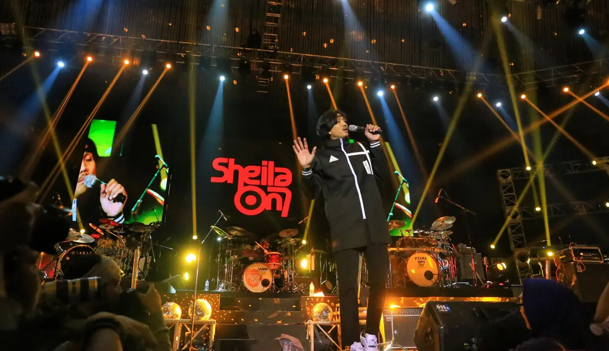 Bocoran sedikit, kabarnya band ini akan menjadi sekelompok band indie. Benar kah? Duta pun memberikan saran untuk mendengarkan lagu yang dianggapnya sangat segar. Sampai-sampai ia tak menyangka itu suaranya sendiri. (Adrian Putra/Bintang.com)