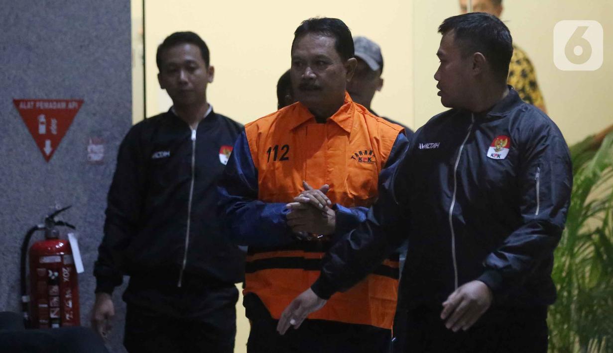 Sebelumnya, Wali Kota Madiun, Maidi bersama dua tersangka lain terjerat OTT KPK pada Senin 19 Januari 2026. Tampak dalam foto, Wali Kota Madiun, Maidi (tengah) dijaga petugas saat menuju mobil tahanan usai pemeriksaan intensif di Gedung Merah Putih Komisi Pemberantasan Korupsi (KPK0, Jakarta, Selasa (20/1/2026). (Liputan6.com/Helmi Fithriansyah)